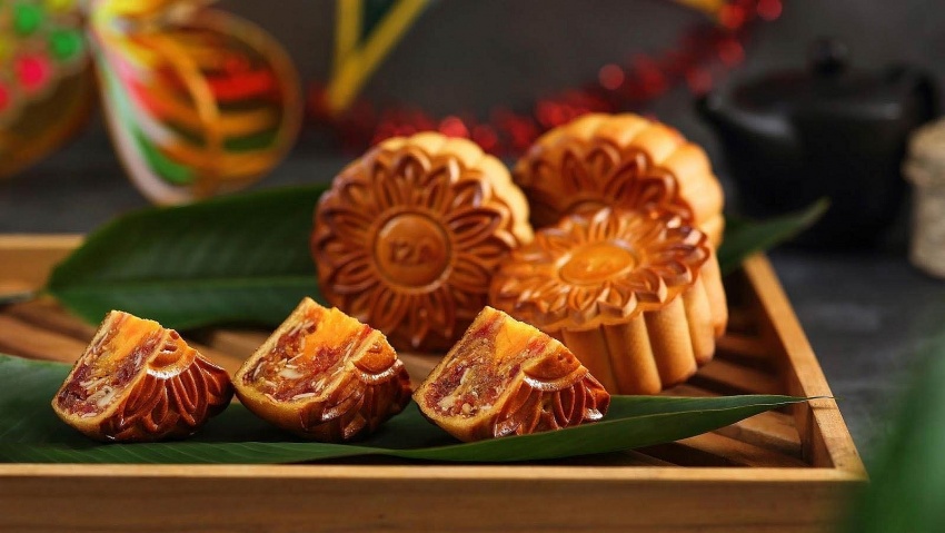 Traditional mooncakes spark interest among foreigners