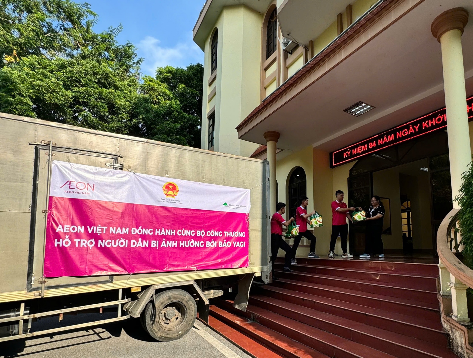 A fleet of trucks carrying essential goods from AEON Vietnam and the Ministry of Industry and Trade is providing support to the Northern provinces