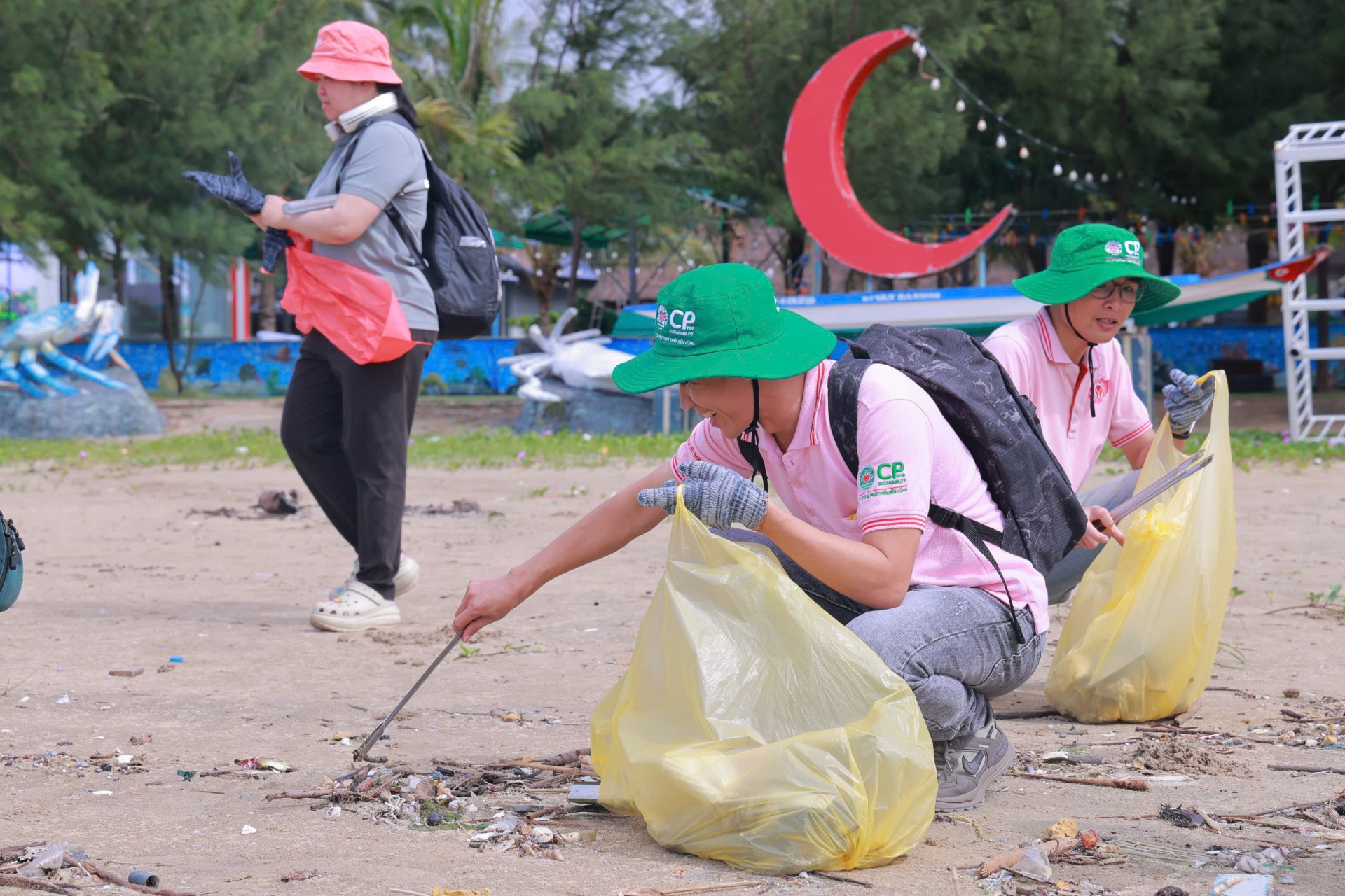 C.P. Vietnam participates in coastal cleanup