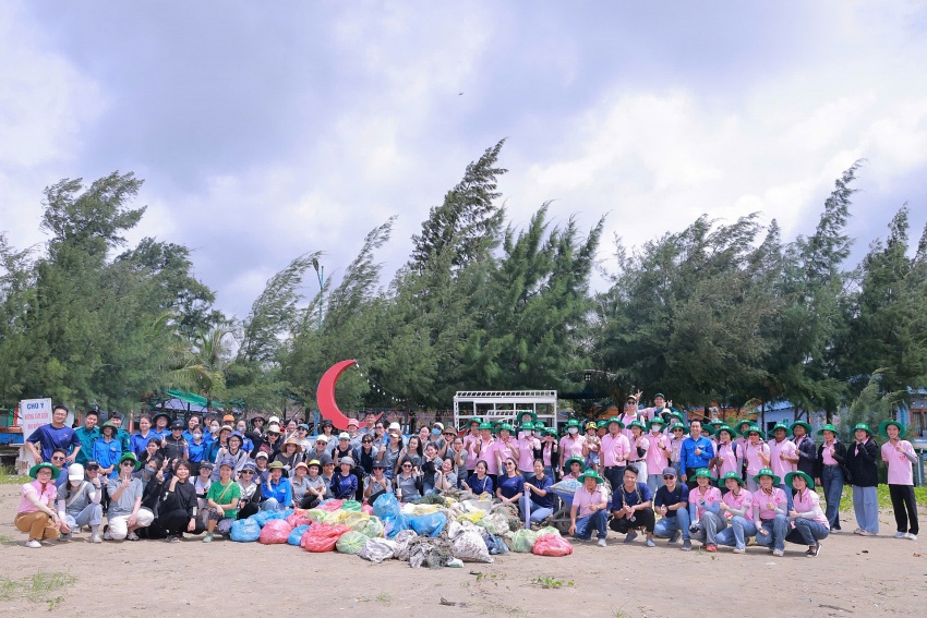 C.P. Vietnam participates in coastal cleanup