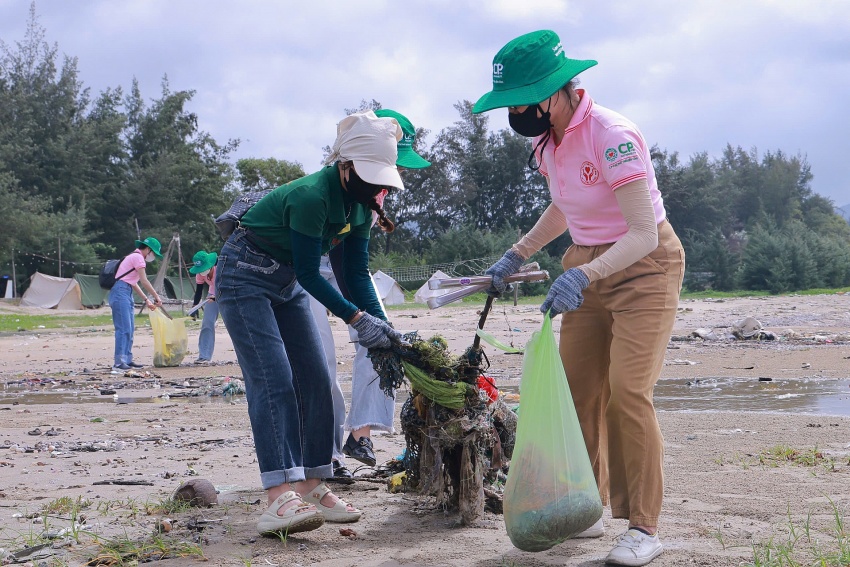 C.P. Vietnam participates in coastal cleanup