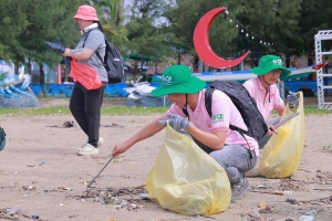 C.P. Vietnam participates in coastal cleanup