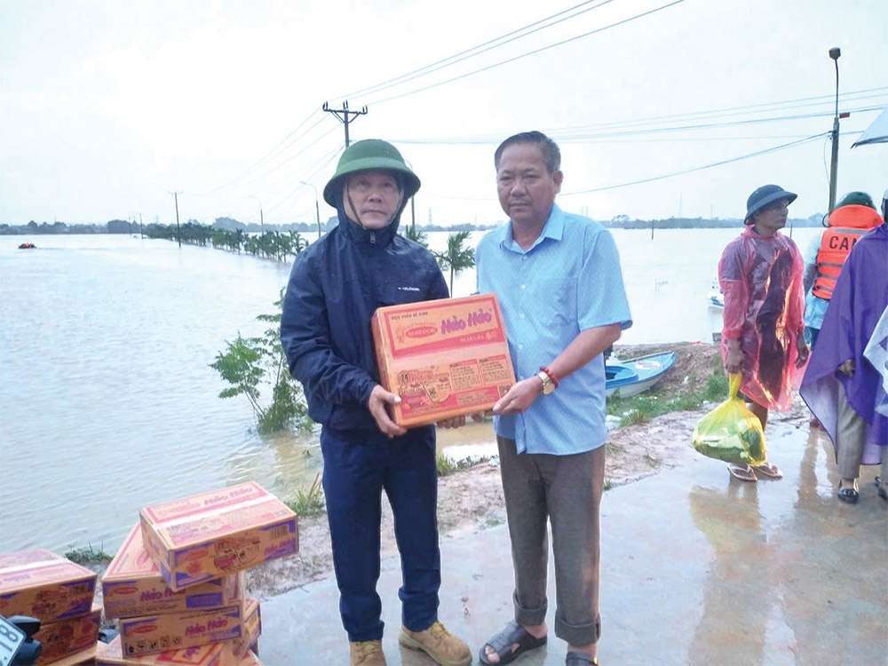 Acecook Vietnam joins efforts to help storm-hit residents