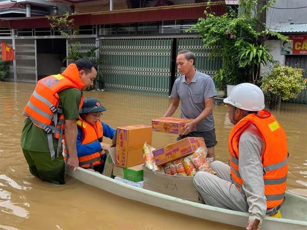 Acecook Vietnam joins efforts to help storm-hit residents