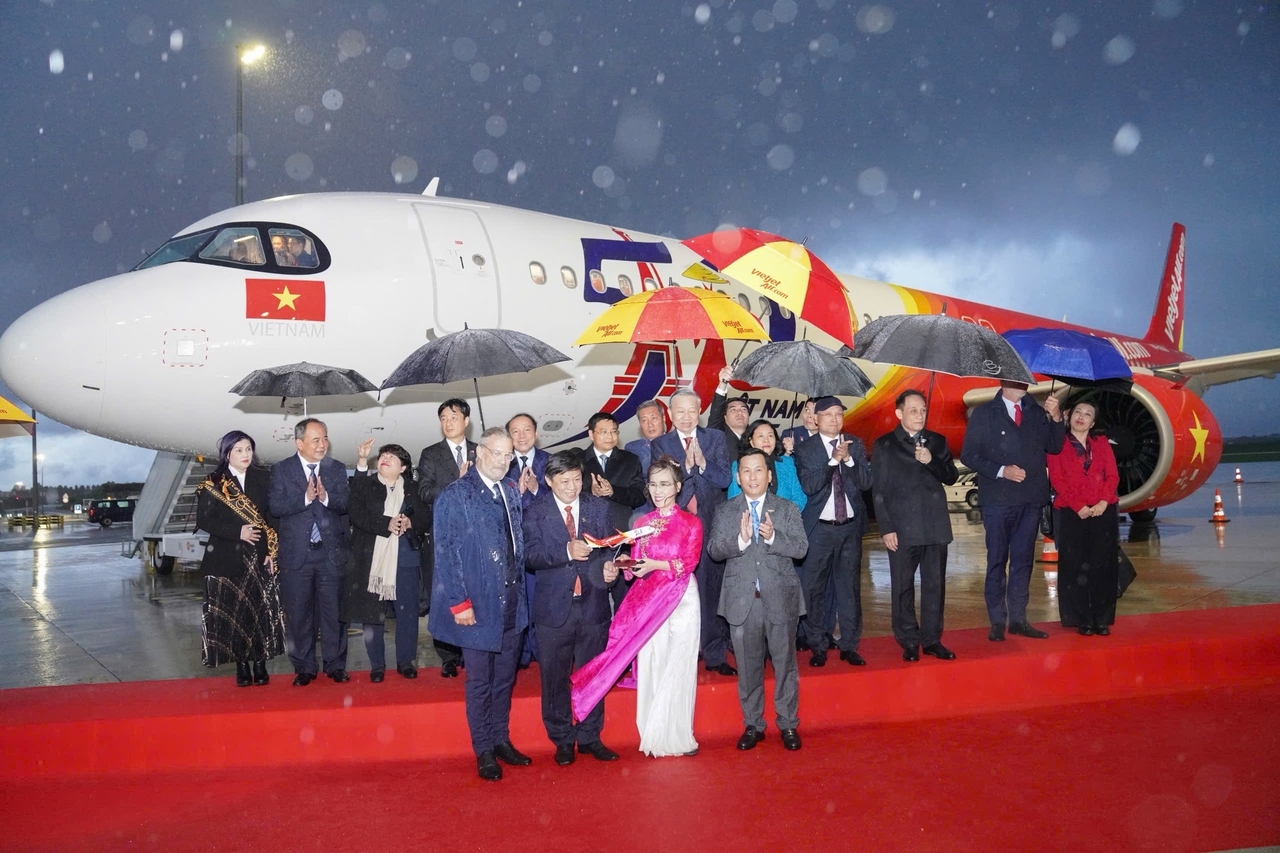 vietjet receives latest aircraft from airbus in france