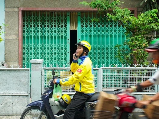 vietnamese companies vie for online food delivery market