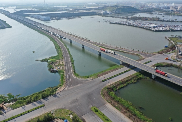 Nam Dinh Vu IP opens parallel road to Tan Vu-Lach Huyen Highway