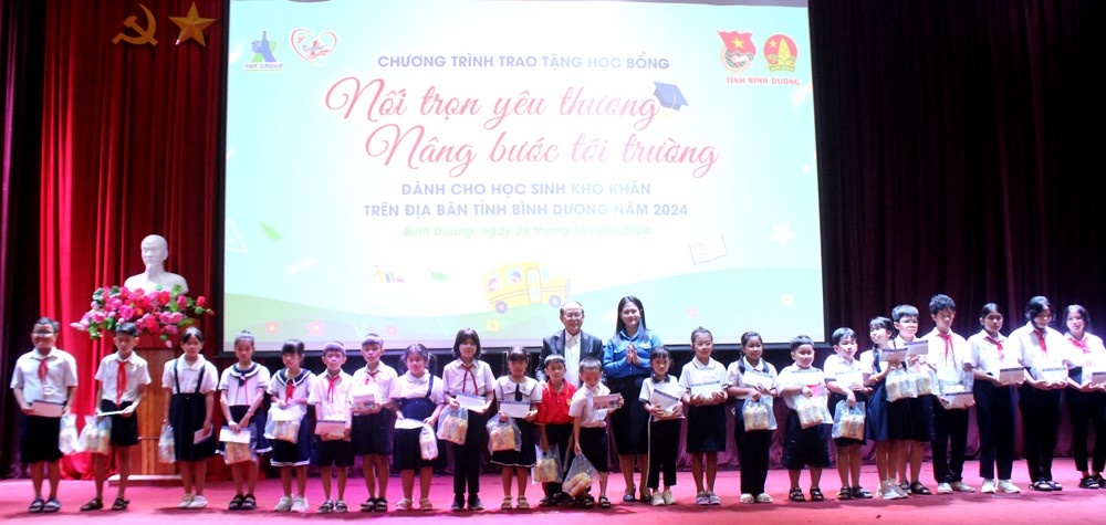 Tan Hiep Phat awards 200 scholarships to disadvantaged students in Binh Duong