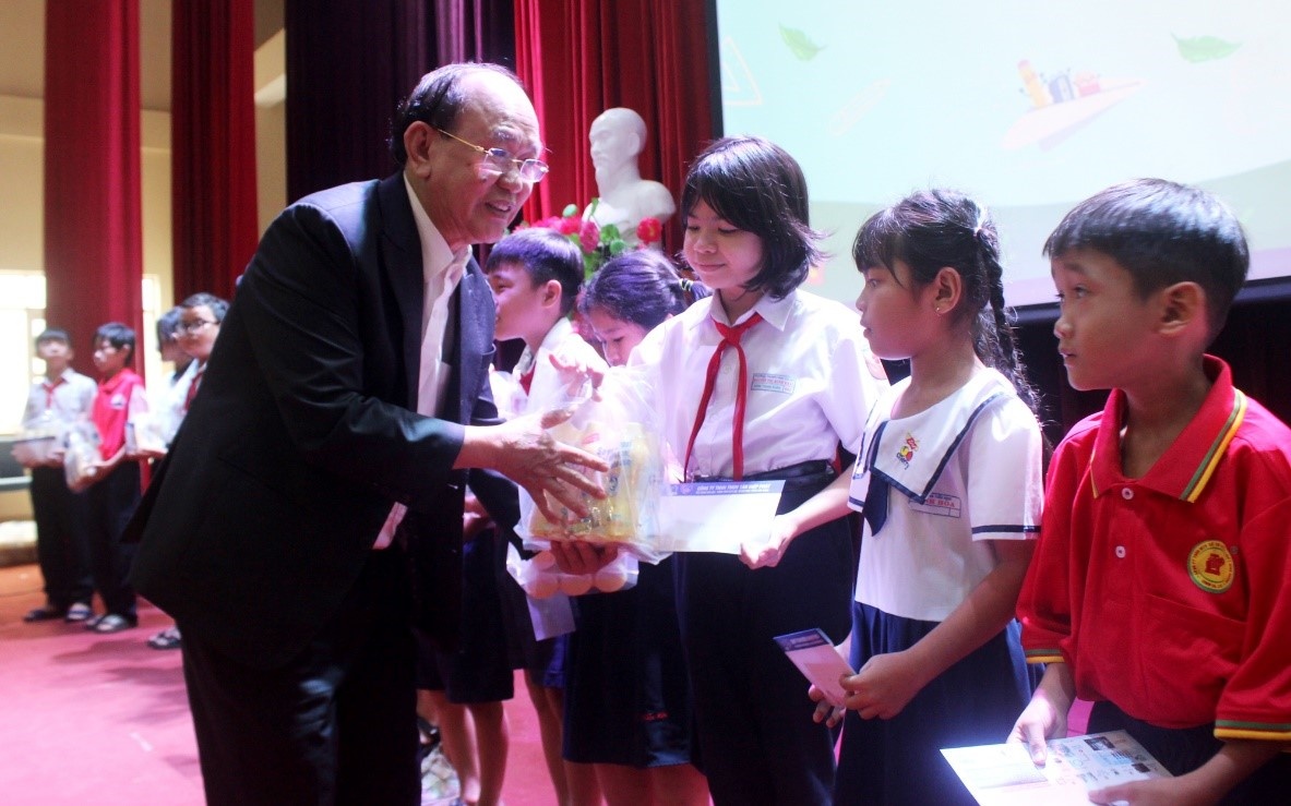 Tan Hiep Phat awards 200 scholarships to disadvantaged students in Binh Duong