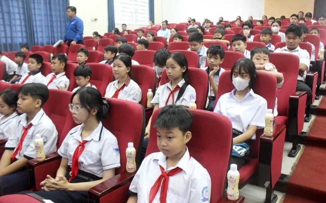 Tan Hiep Phat awards 200 scholarships to disadvantaged students in Binh Duong