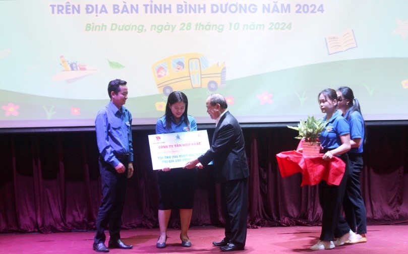 Tan Hiep Phat awards 200 scholarships to disadvantaged students in Binh Duong