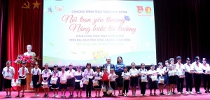 Tan Hiep Phat awards 200 scholarships to disadvantaged students in Binh Duong