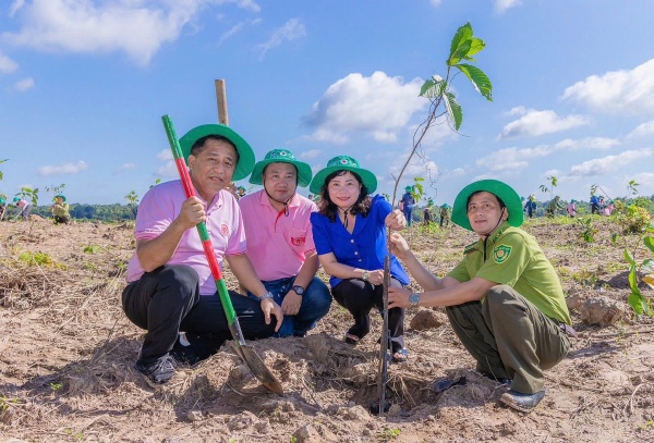 C.P. Vietnam hands over forest project in Binh Phuoc province