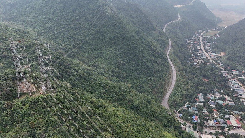 Insulators replaced on 500kV Son La - Hoa Binh power line