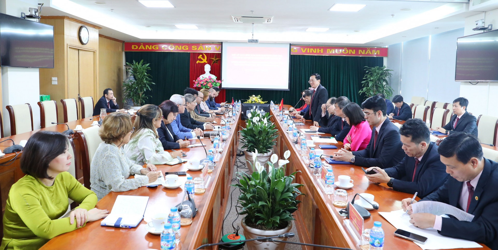 Central Bank of Cuba chief visits Hanoi to work with VBSP