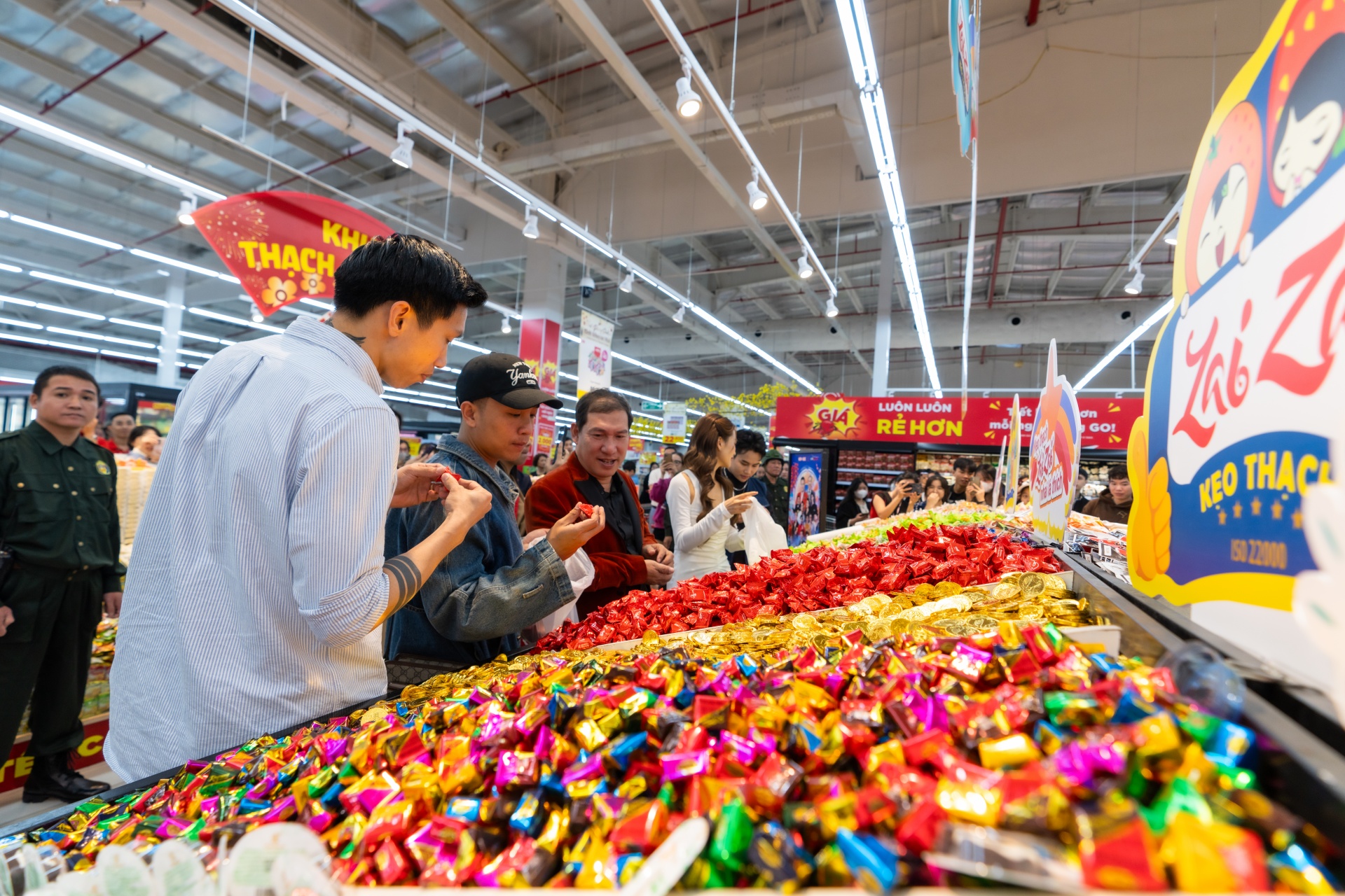 Retailers speed up welcome to Tet holidays