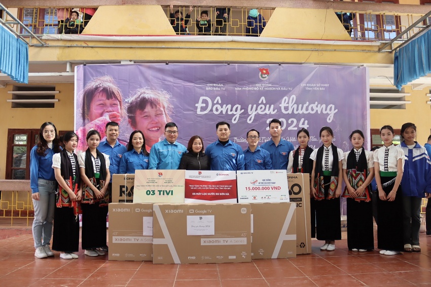 Nguyen Thi Thanh Hien, principal of Ban Hat Primary and Secondary School received 5 water purifiers from Son Ha Company