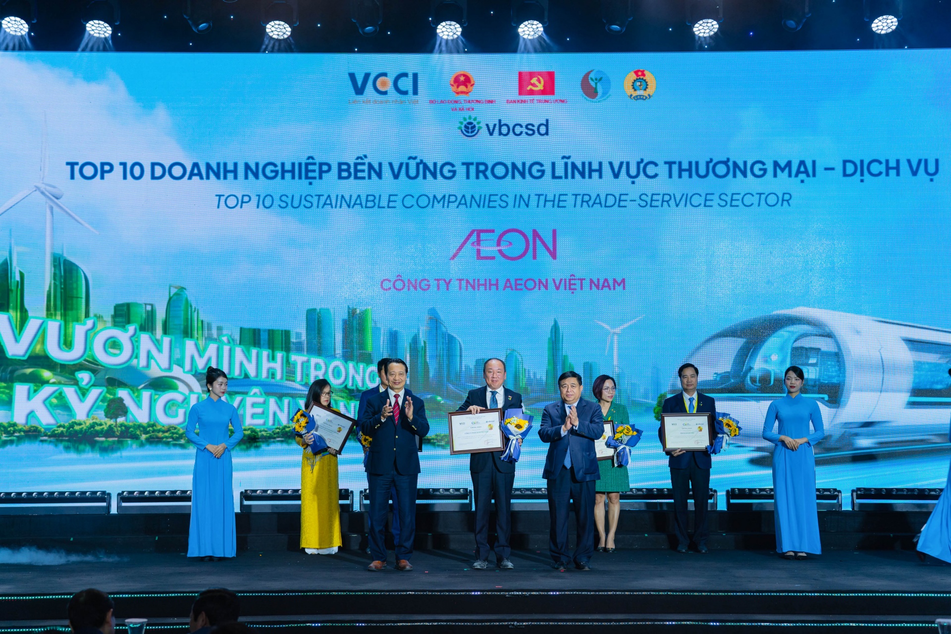 AEON Vietnam receives the prestigious Top 3 Sustainable Business award in the Trade-Service sector.