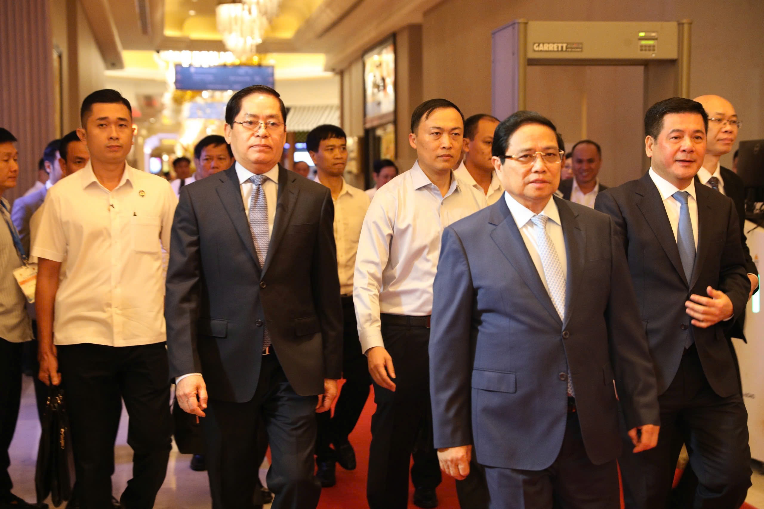 PM Pham Minh Chinh, leaders of Ministry of Industry and Trade and leaders of Ba Ria-Vung Tau Province at the Vietnam Logistics Forum 2024, Photo: Tien Phong