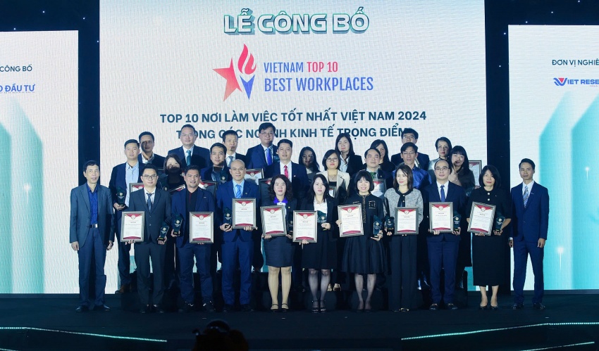 Representatives of the Top 10 Best Workplaces in Vietnam 2024 (VBW10) attend the announcement ceremony. Photo: Dung Minh