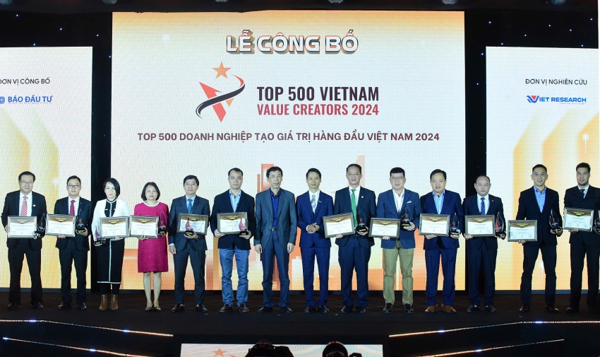 Representatives of the Top 500 Value-Creating Enterprises in Vietnam 2024 honorees. Photo: Dung Minh