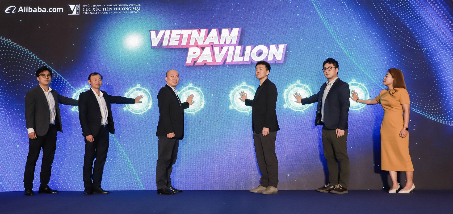 The official launch of the selection program for outstanding businesses to join the Vietnam National Pavilion on Alibaba.com for 2025-2026