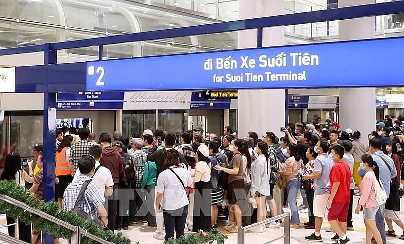 HCM City&apos;s Metro Line 1 transports 279,000 passengers in first three days