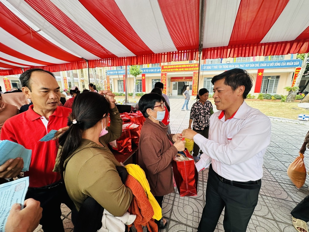 INSEE distributes gifts to disadvantaged households