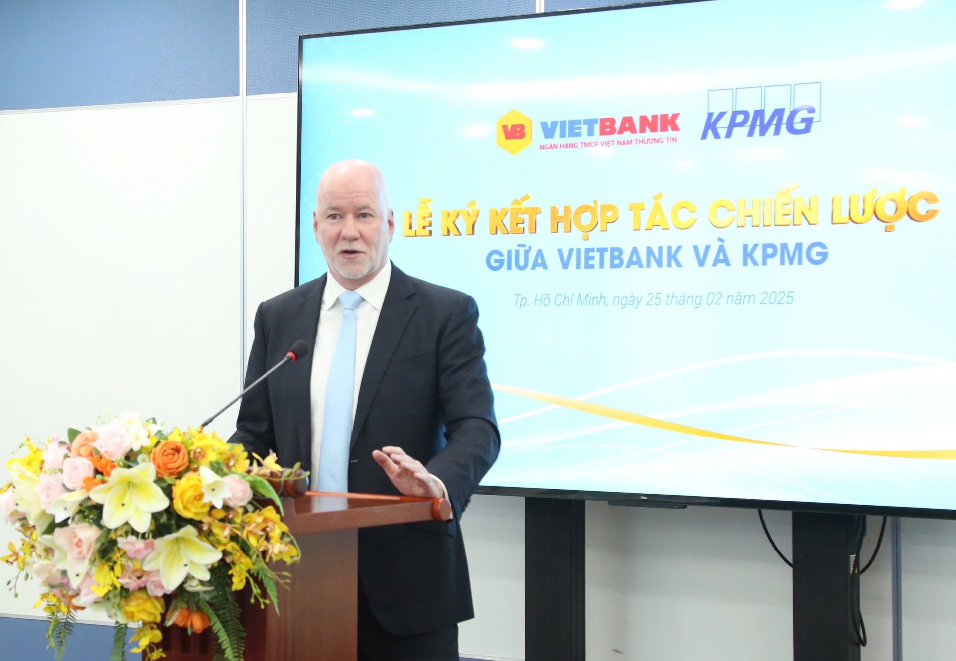 VietBank signs MoU with KPMG