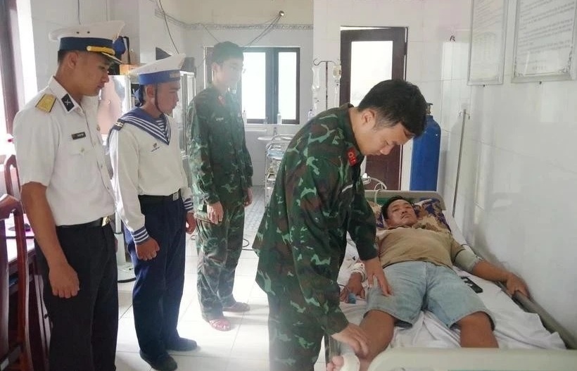 Injured fishermen saved at sea off Truong Sa, Ca Mau waters