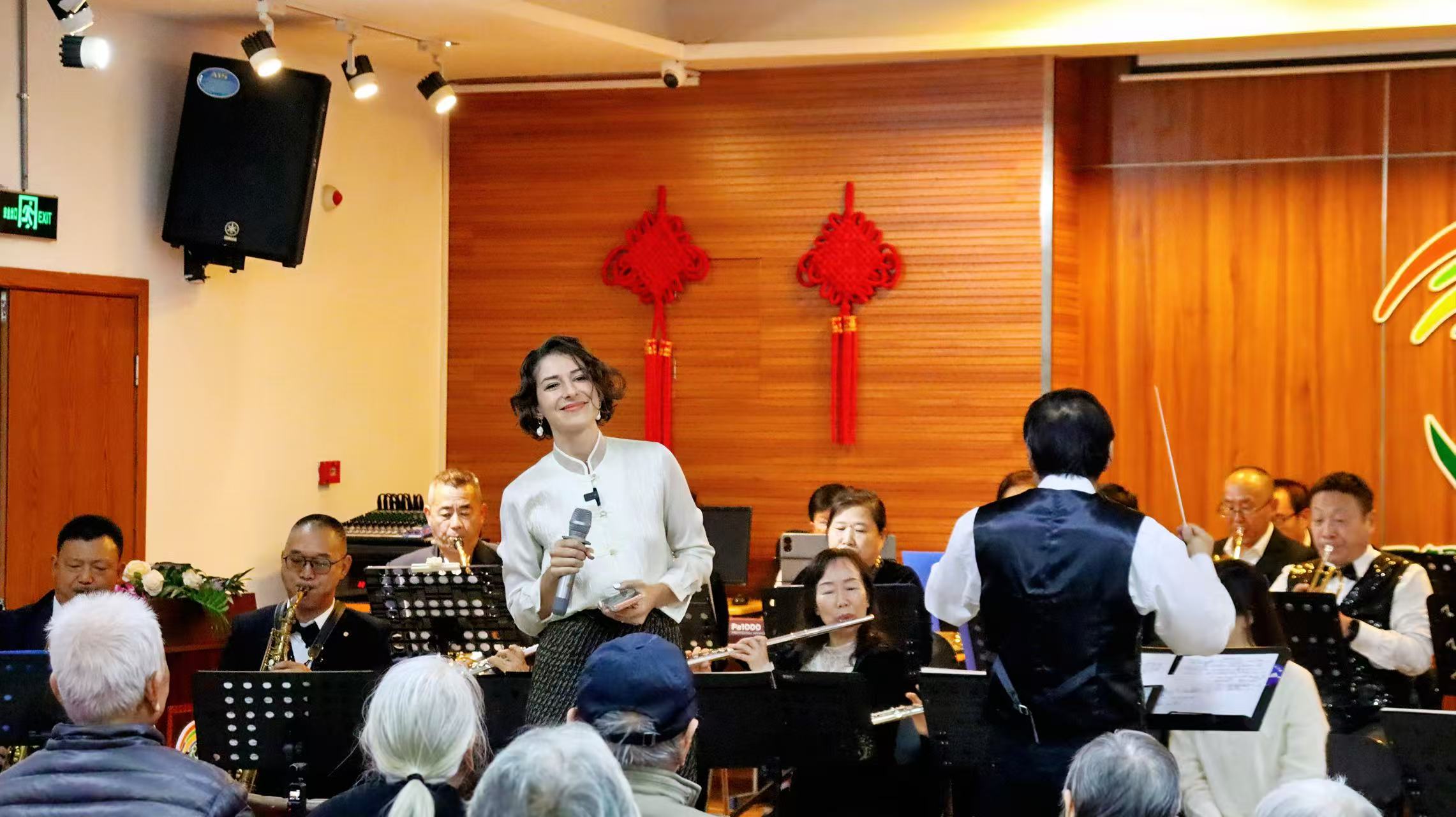 A foreign internet celebrity had joined the Wuxi brass band