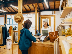 Retailers turn to AI and automation as shopper satisfaction slips