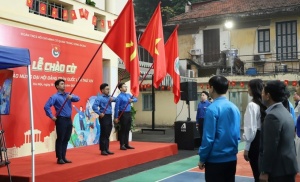 Vietnamese youth support 14th Party Congress with nationwide flag raising