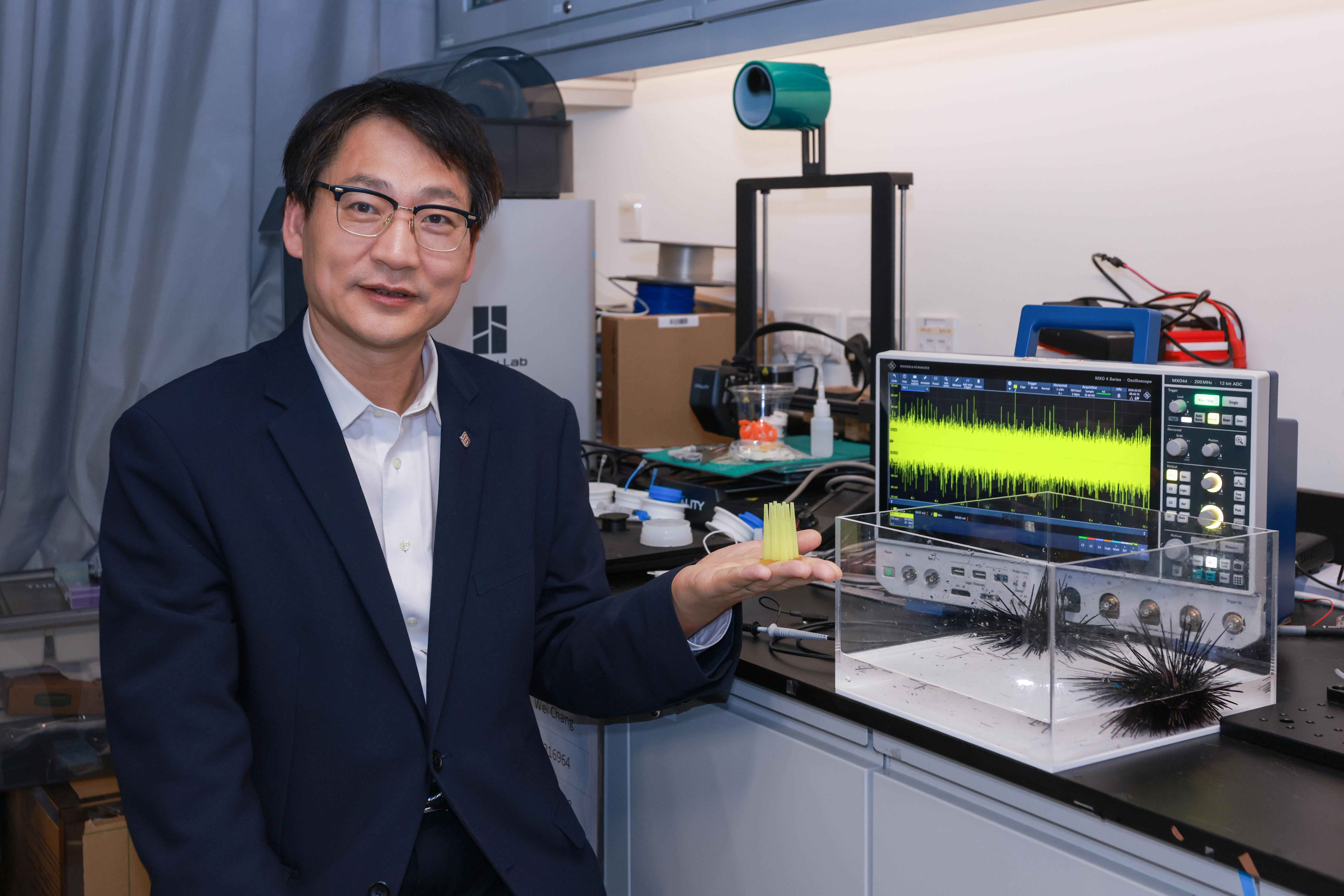 A research team led by Prof. Wang Zuankai, Associate Vice President (Research and Innovation), Dean of Graduate School, Kuok Group Professor in Nature-Inspired Engineering and Chair Professor of the Department of Mechanical Engineering of PolyU, has discovered the mechanoelectrical perception in sea urchin spines. It originates in the spines’ gradient porous structure that generates electrical signals when water flows through it. The team used 3D printing technology to replicate the structure and develop a novel bionic metamaterial sensor.