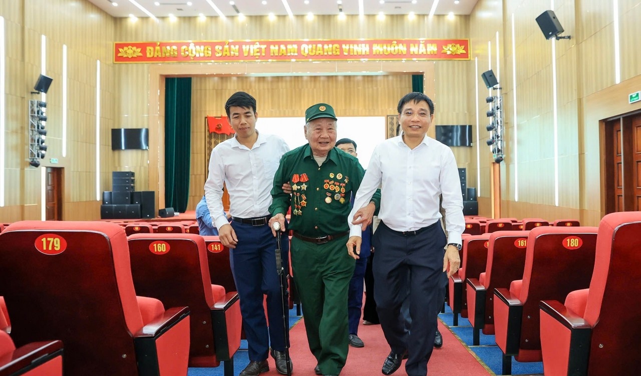 Finance Minister Nguyen Van Thang meets voters in Dien Bien ahead of NA elections