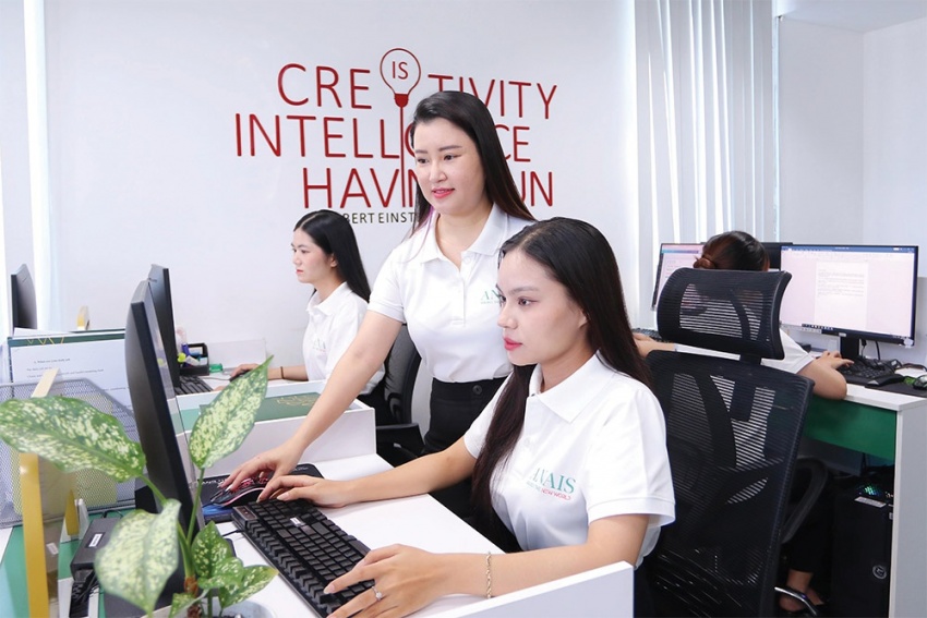 Highly-qualified financial talent play a crucial role, photo Le Toan