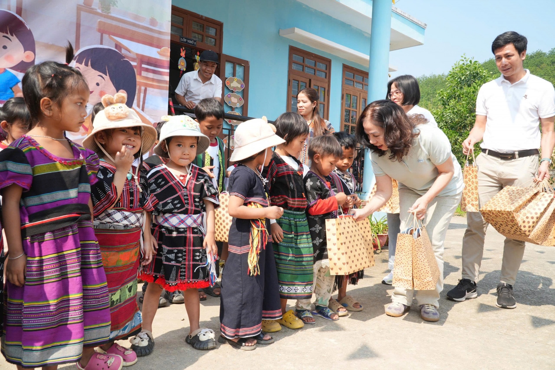 Roche Pharma Vietnam and Hope Foundation inaugurate kitchen for boarding students in the border commune