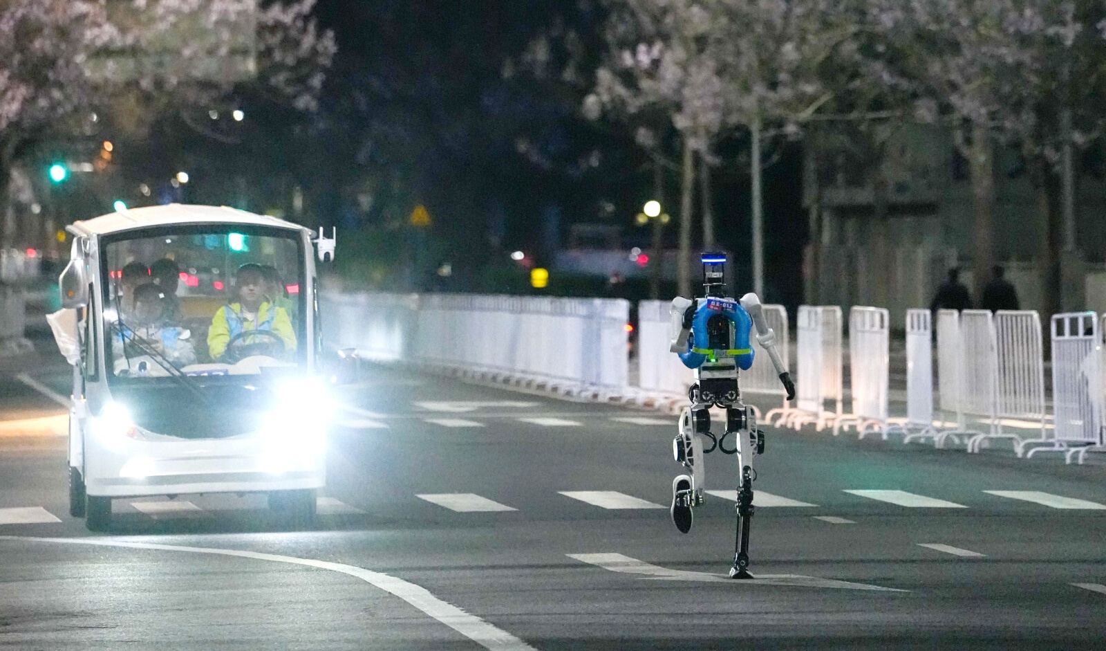 Test run conducted for 2026 Beijing humanoid robot half-marathon