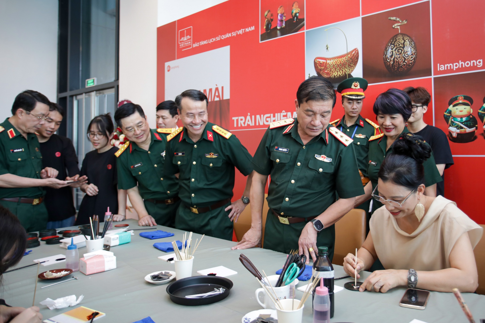 Vietnam Military History Museum holds lacquer painting exhibition marking national milestones