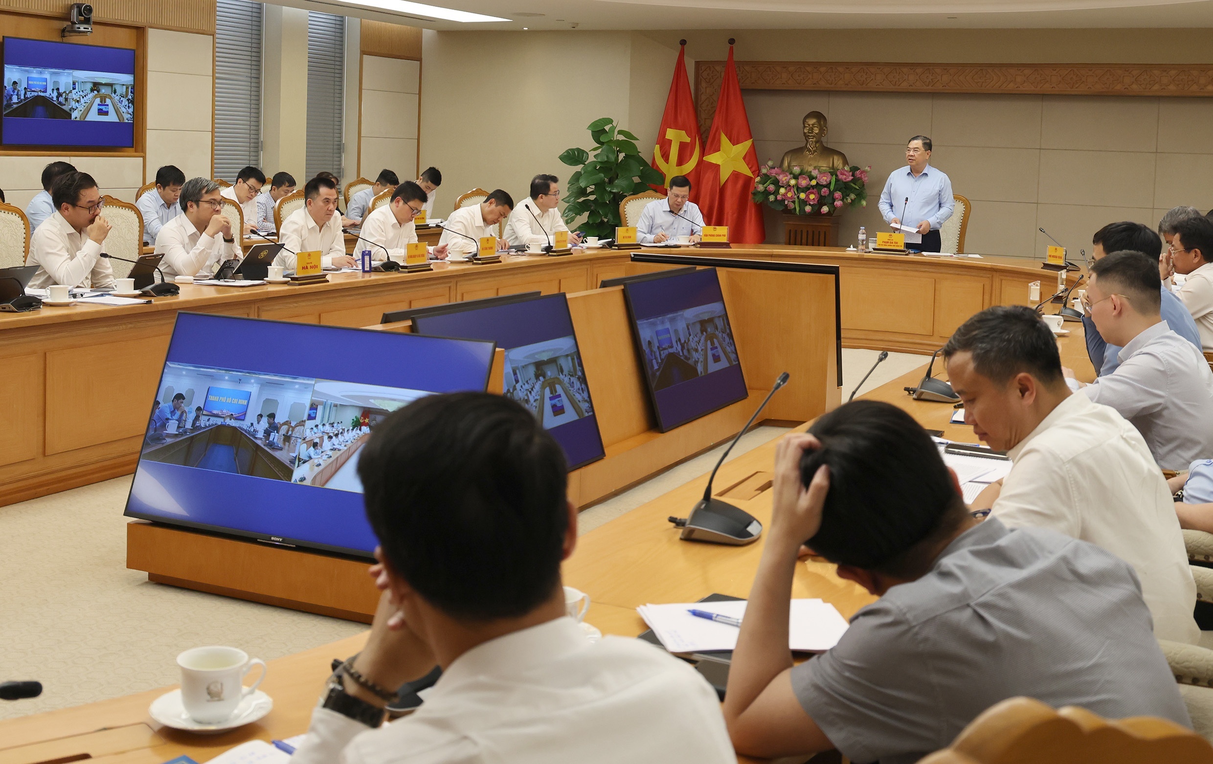 Vietnam moves to fast-track railway projects