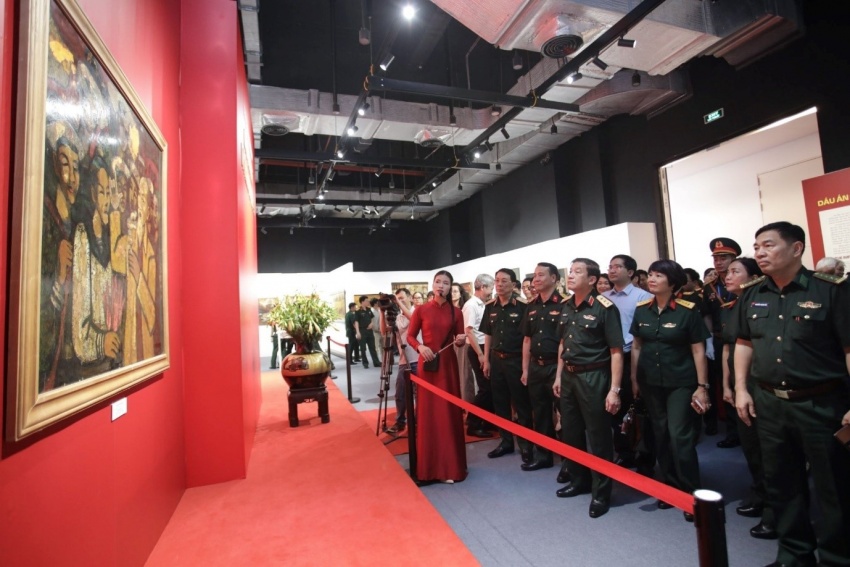 Vietnam Military History Museum holds lacquer painting exhibition marking national milestones
