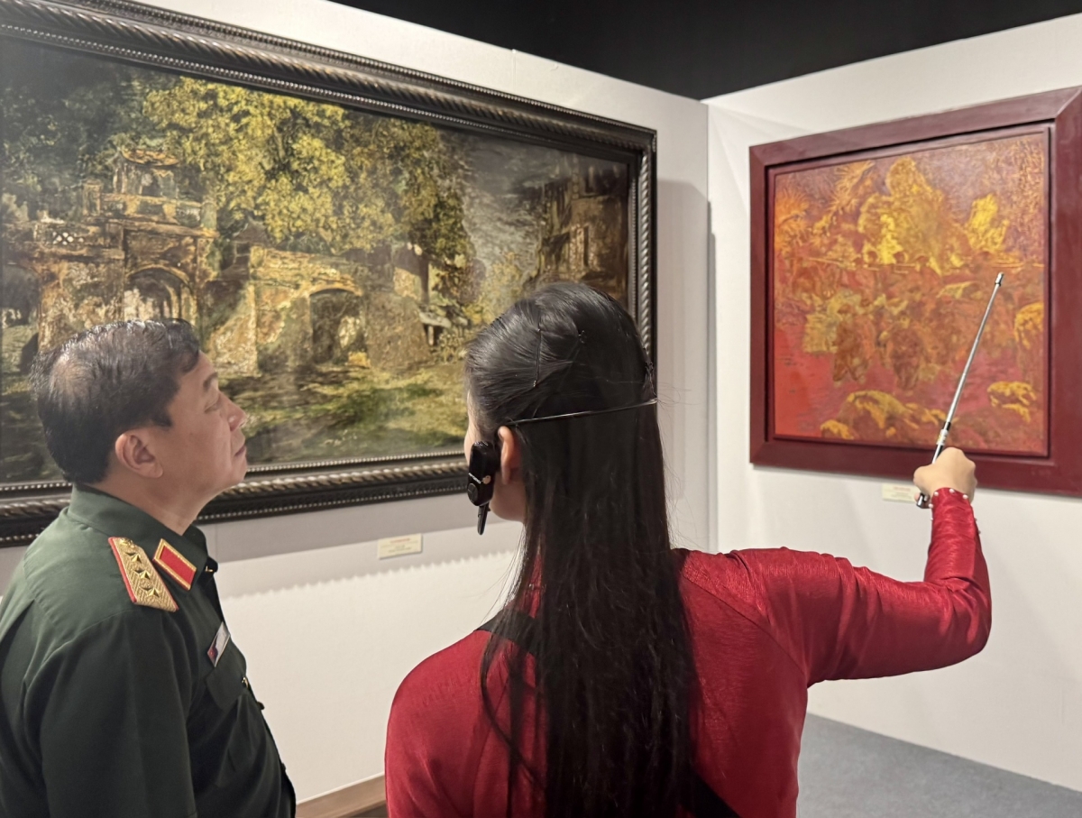 Vietnam Military History Museum holds lacquer painting exhibition marking national milestones