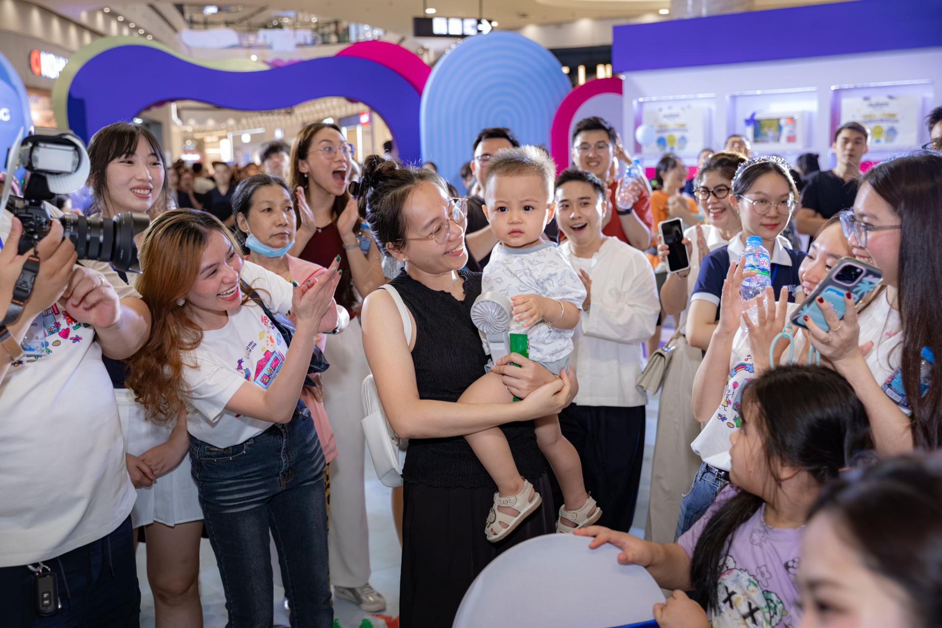 Nutren Junior and Con Cung host record-breaking baby birthday event