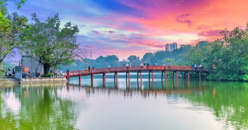 Hoan Kiem Lake emerges as outdoor classroom for students