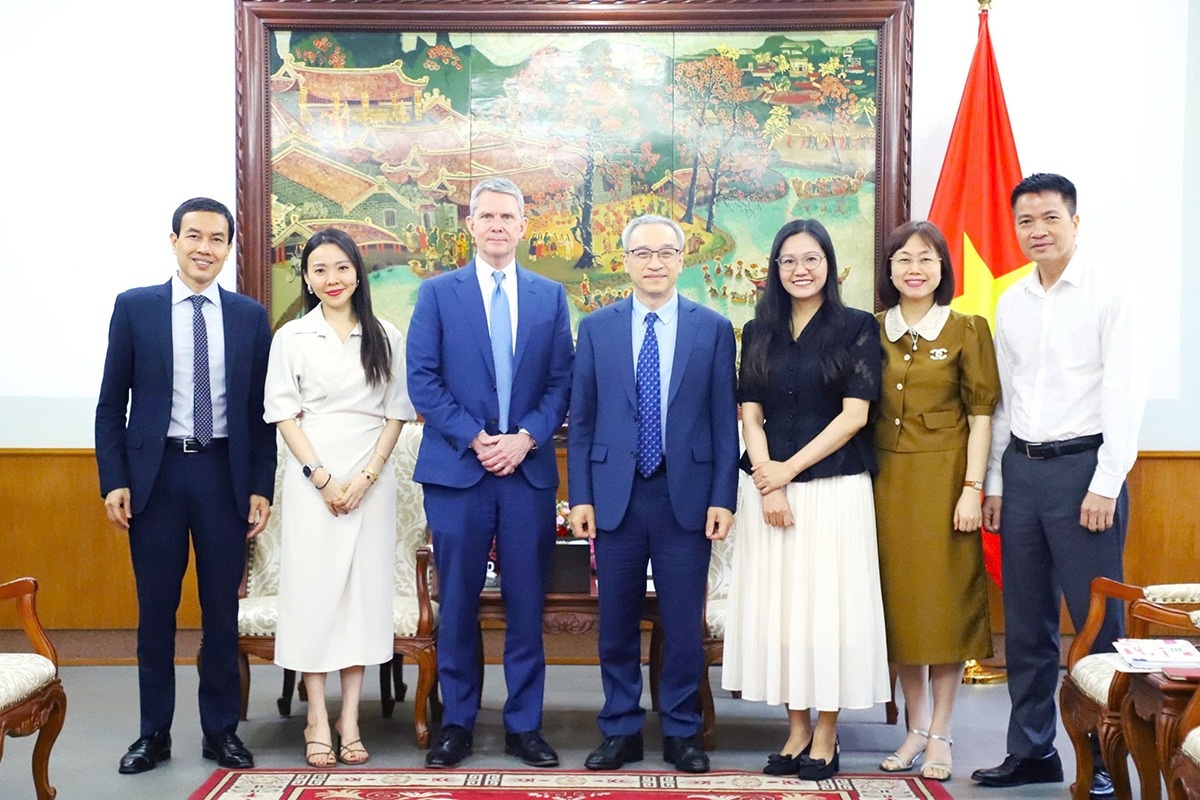 CNN and Vietnam discuss deeper cooperation to promote national image