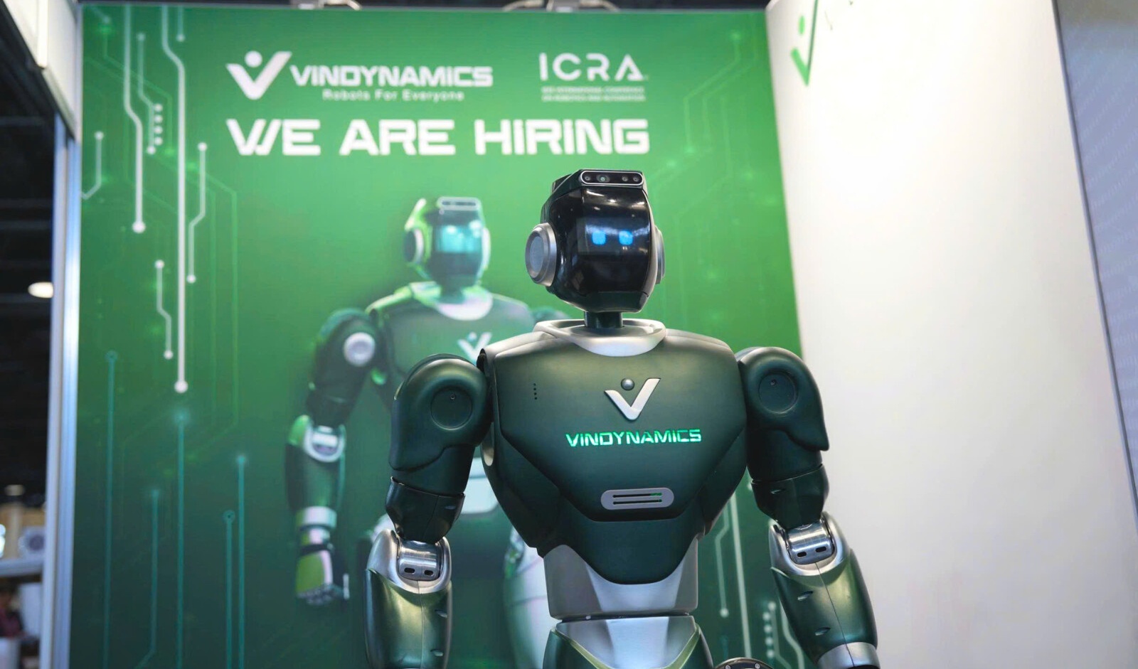 VinDynamics unveils first humanoid robot Dyno at global robotics events