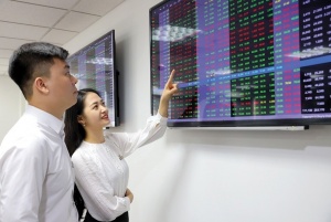 Net fund outflows ease in April as Vingroup rally polarises performance