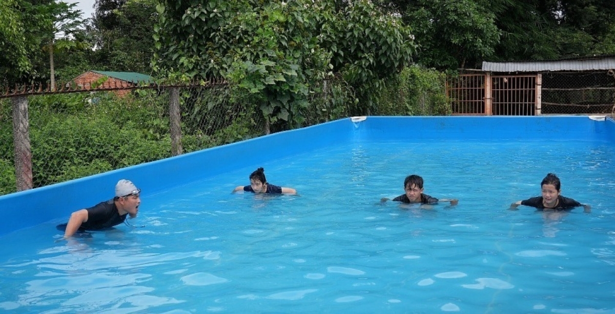 World's children exposed to at least three overlapping climate threats
