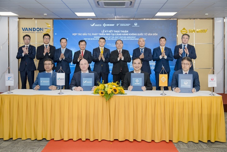 Signing ceremony of joint venture agreement to invest and develop a complex for aircraft maintenance, repair and overhaul at Van Don International Airport. Photo: Sungroup