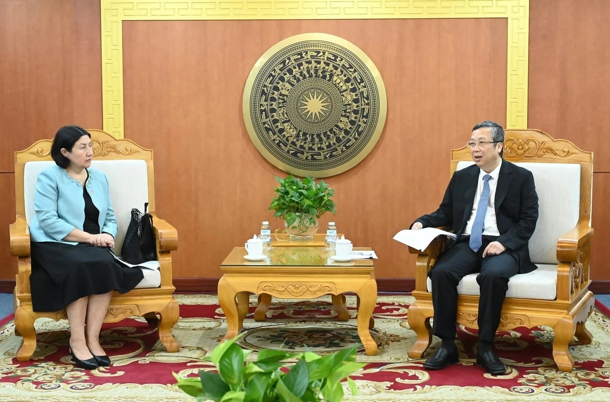 Deputy Minister of Agriculture and Environment Hoang Trung and Chilean Ambassador to Vietnam Nasly Isabel Bernal Prado at a bilateral meeting on agricultural cooperatio